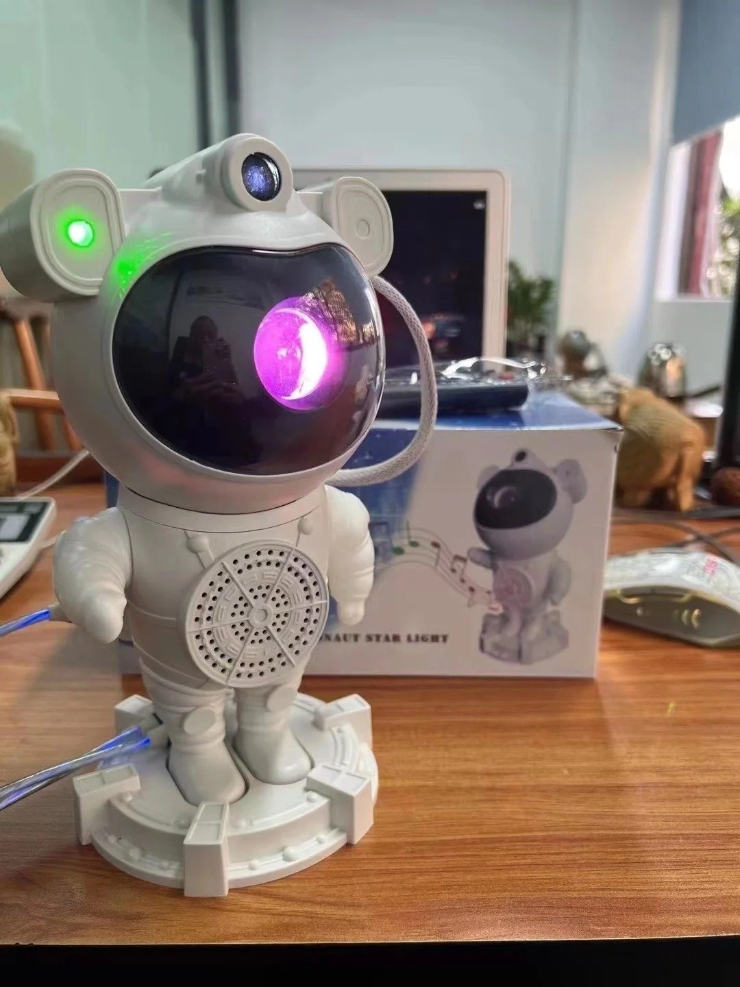 Projecteur Astronaute LED avec Haut-parleur Bluetooth 2 - Image 4